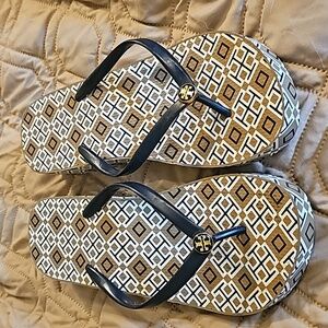 Tory Burch flip flop wedge sandals. Black, Taupe, and white tory Burch graphic